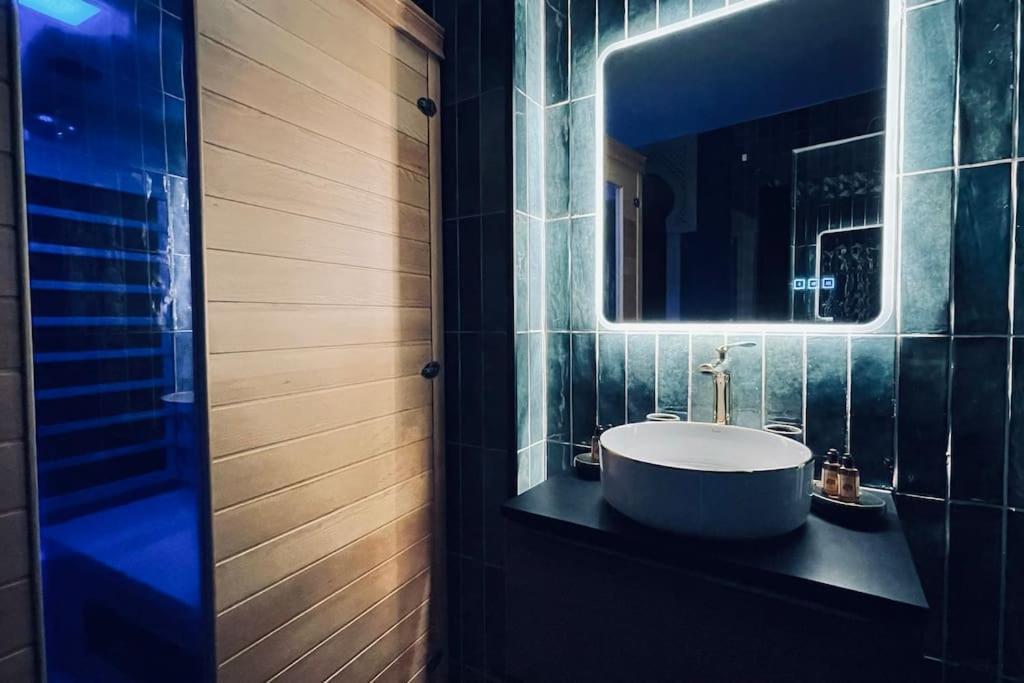 Love Room L' Orientale / Jacuzzi / Sauna Chateau-Landon Dış mekan fotoğraf